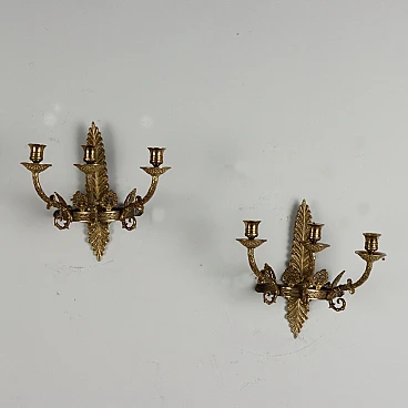 Coppia di Applique a tre luci in bronzo dorato con motivi floreali