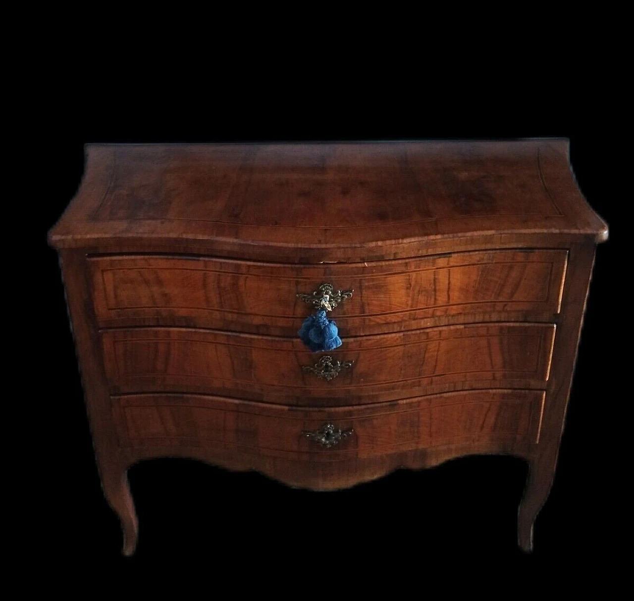 Roman Louis XV olive wood veneered commode, late 17th century 1