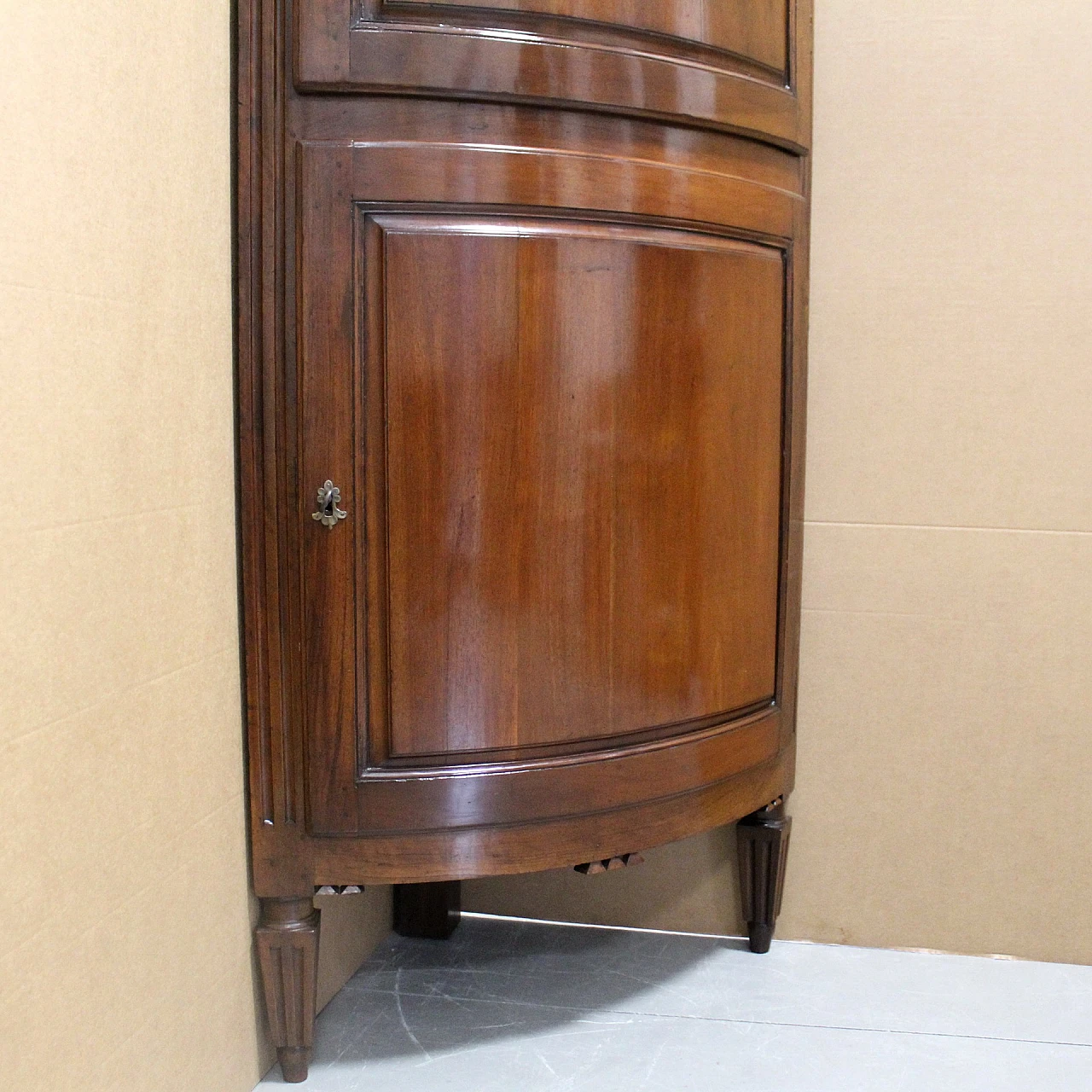 Louis XVI rounded solid walnut corner cabinet, 18th century 4