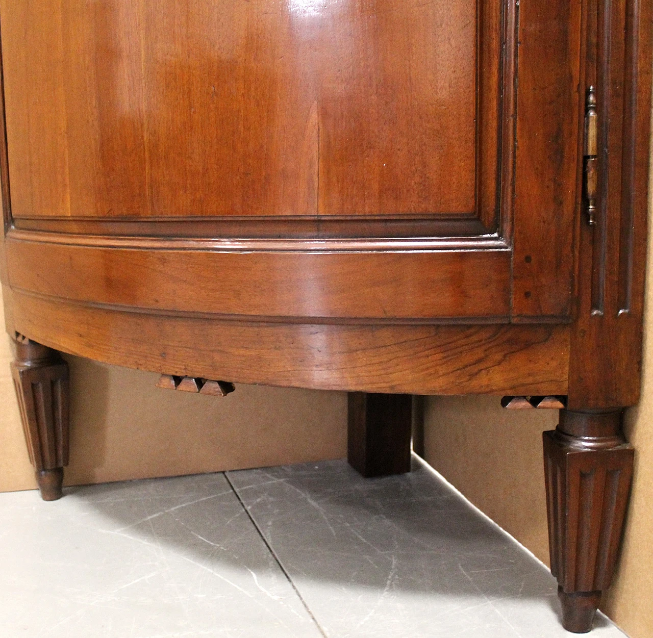 Louis XVI rounded solid walnut corner cabinet, 18th century 7