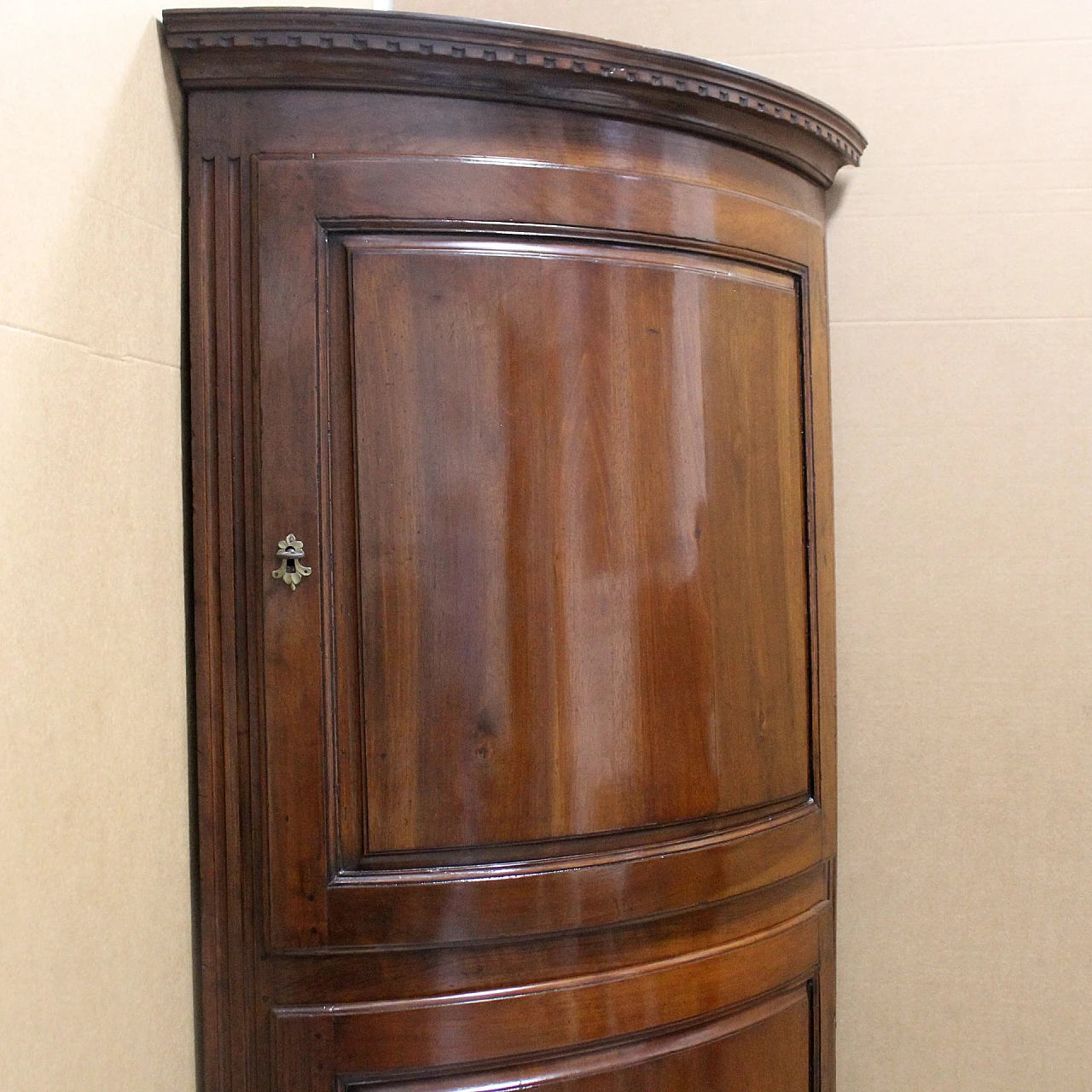 Louis XVI rounded solid walnut corner cabinet, 18th century 10