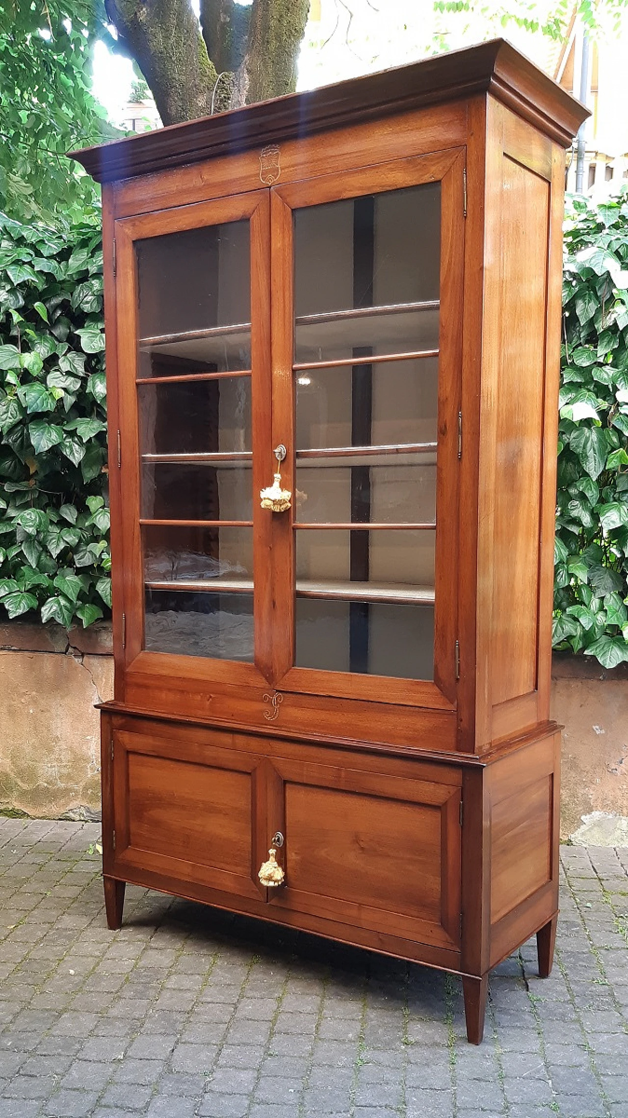 Emilian Louis XVI double-body walnut display cabinet, 18th century 4