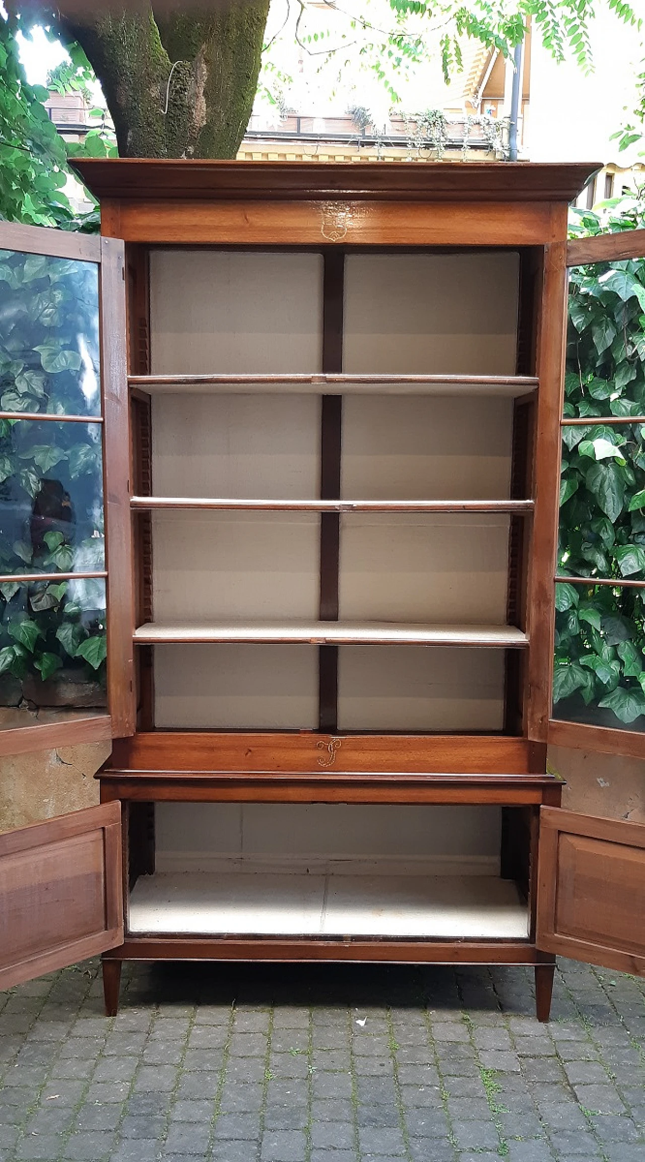 Emilian Louis XVI double-body walnut display cabinet, 18th century 7