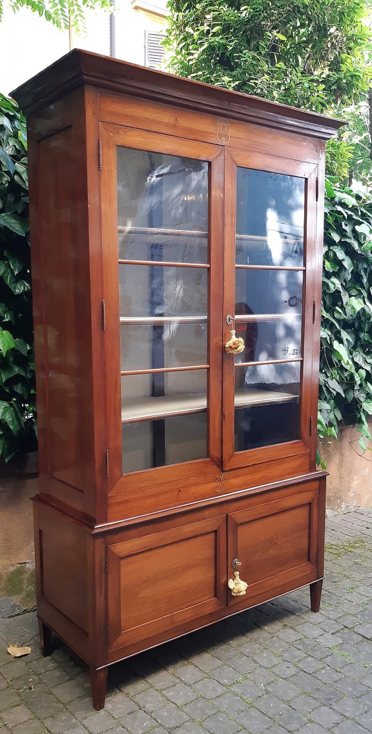 Emilian Louis XVI double-body walnut display cabinet, 18th century 10