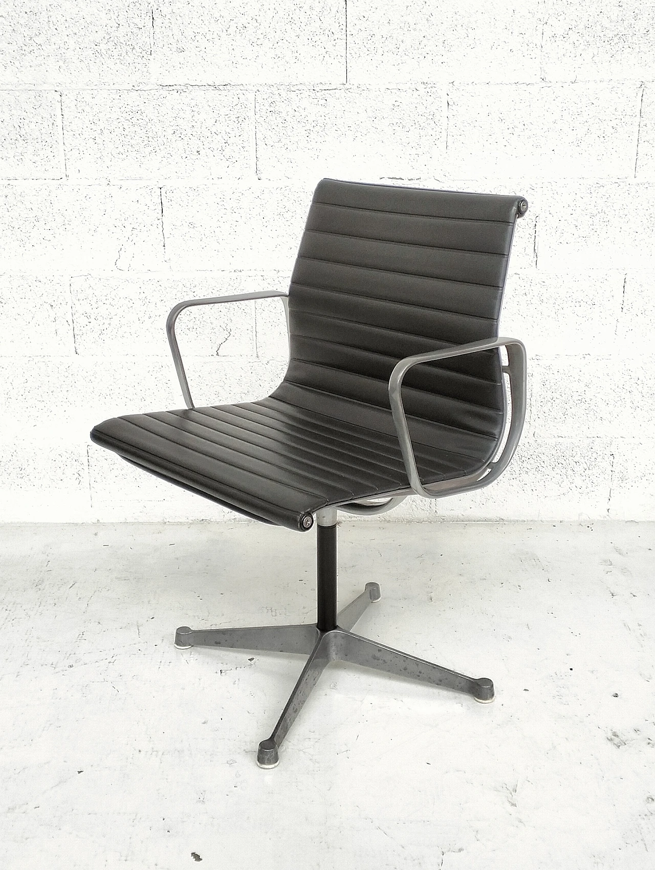 Sedia EA108 di Charles & Ray Eames per Herman Miller, anni '60 2