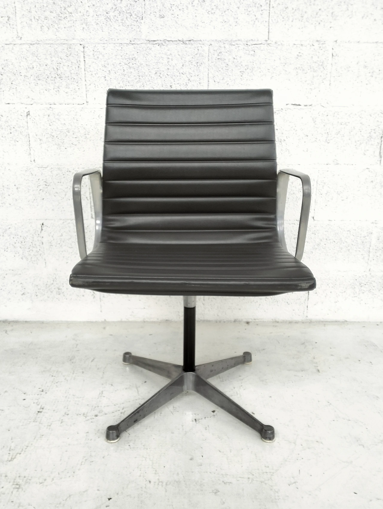 Sedia EA108 di Charles & Ray Eames per Herman Miller, anni '60 3