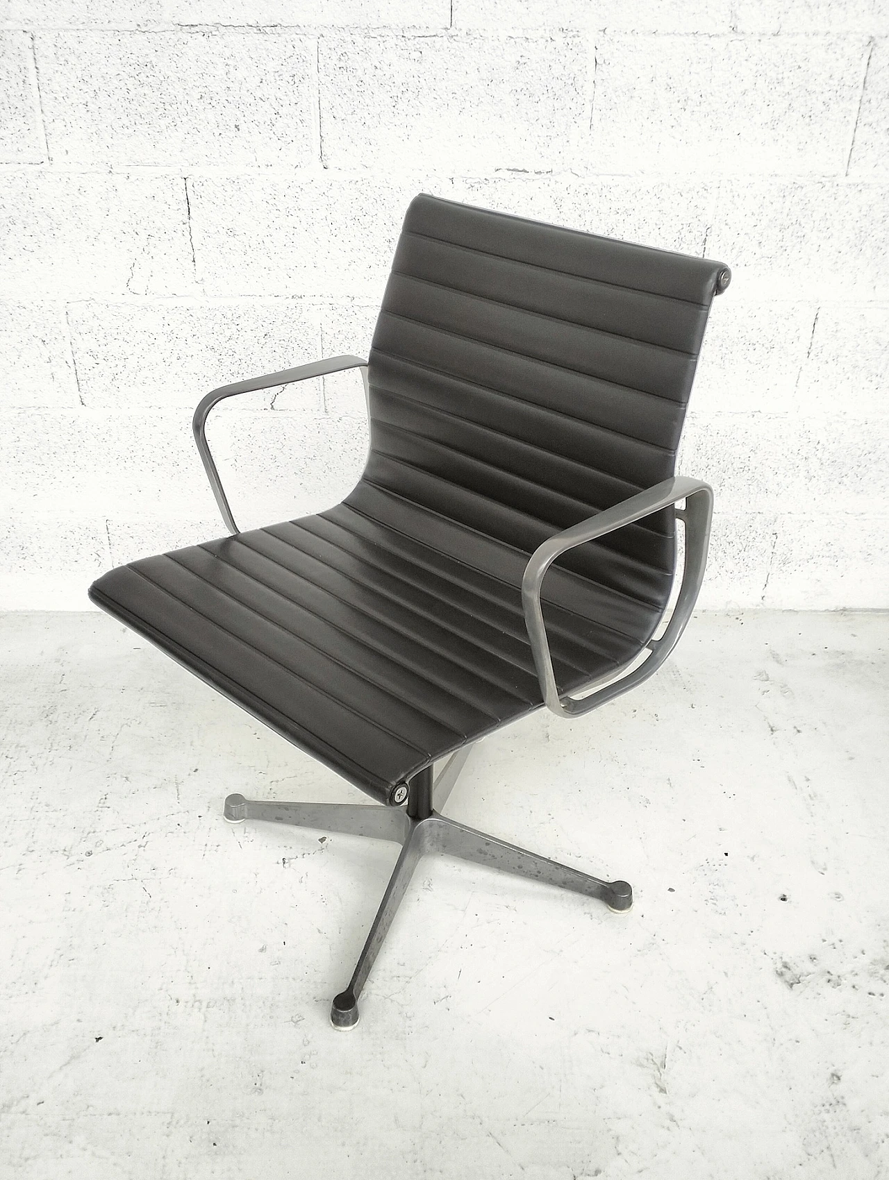 Sedia EA108 di Charles & Ray Eames per Herman Miller, anni '60 4