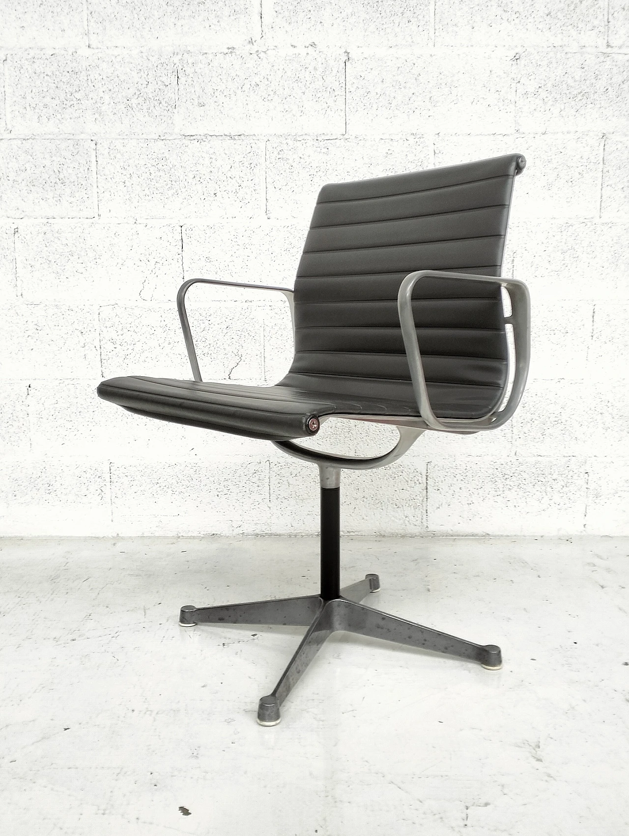 Sedia EA108 di Charles & Ray Eames per Herman Miller, anni '60 5