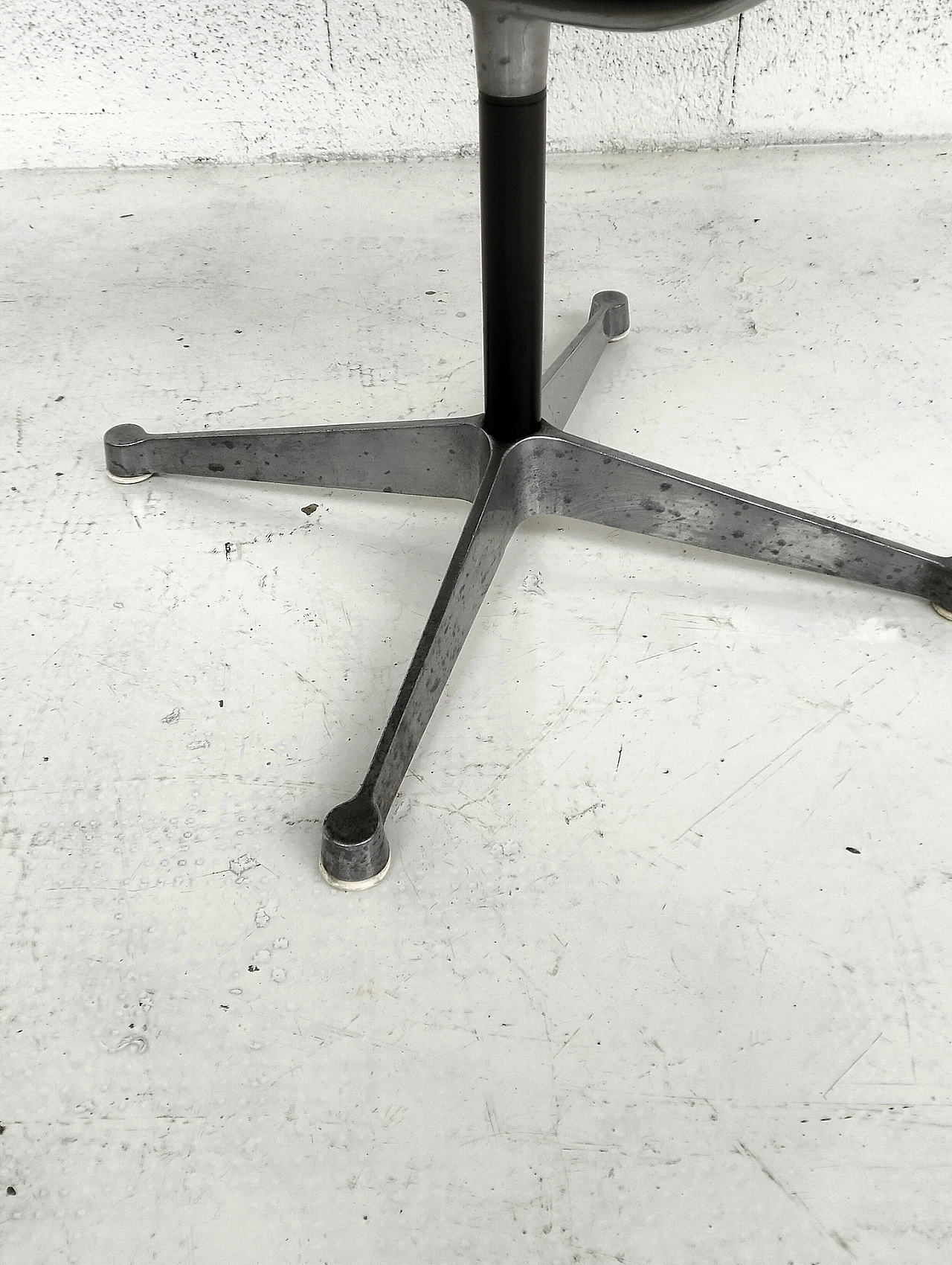 Sedia EA108 di Charles & Ray Eames per Herman Miller, anni '60 7