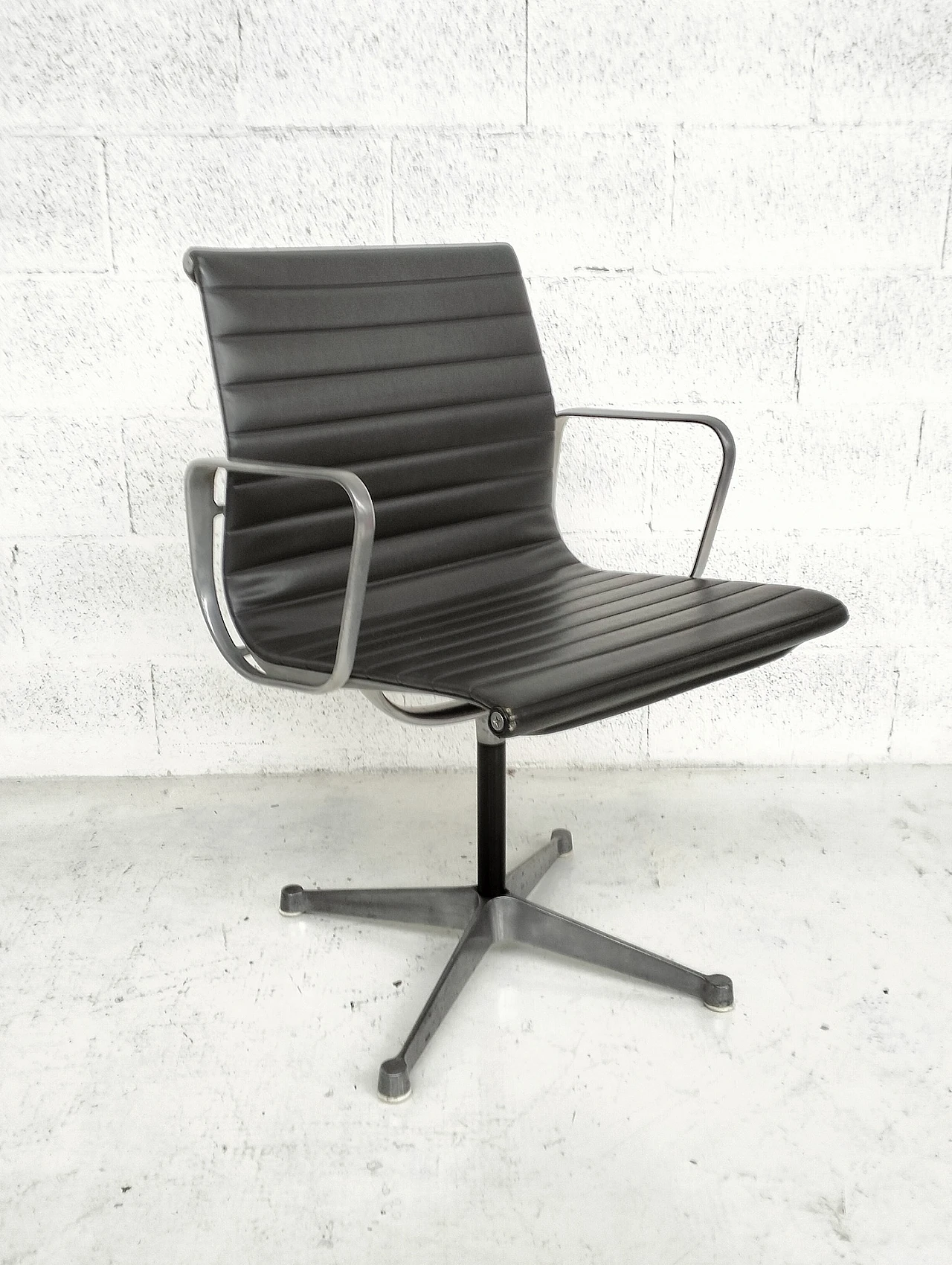 Sedia EA108 di Charles & Ray Eames per Herman Miller, anni '60 8