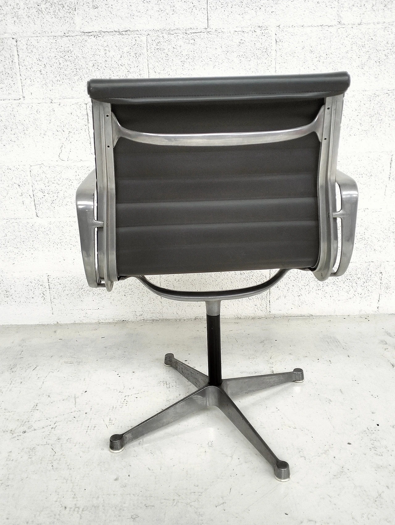 Sedia EA108 di Charles & Ray Eames per Herman Miller, anni '60 12