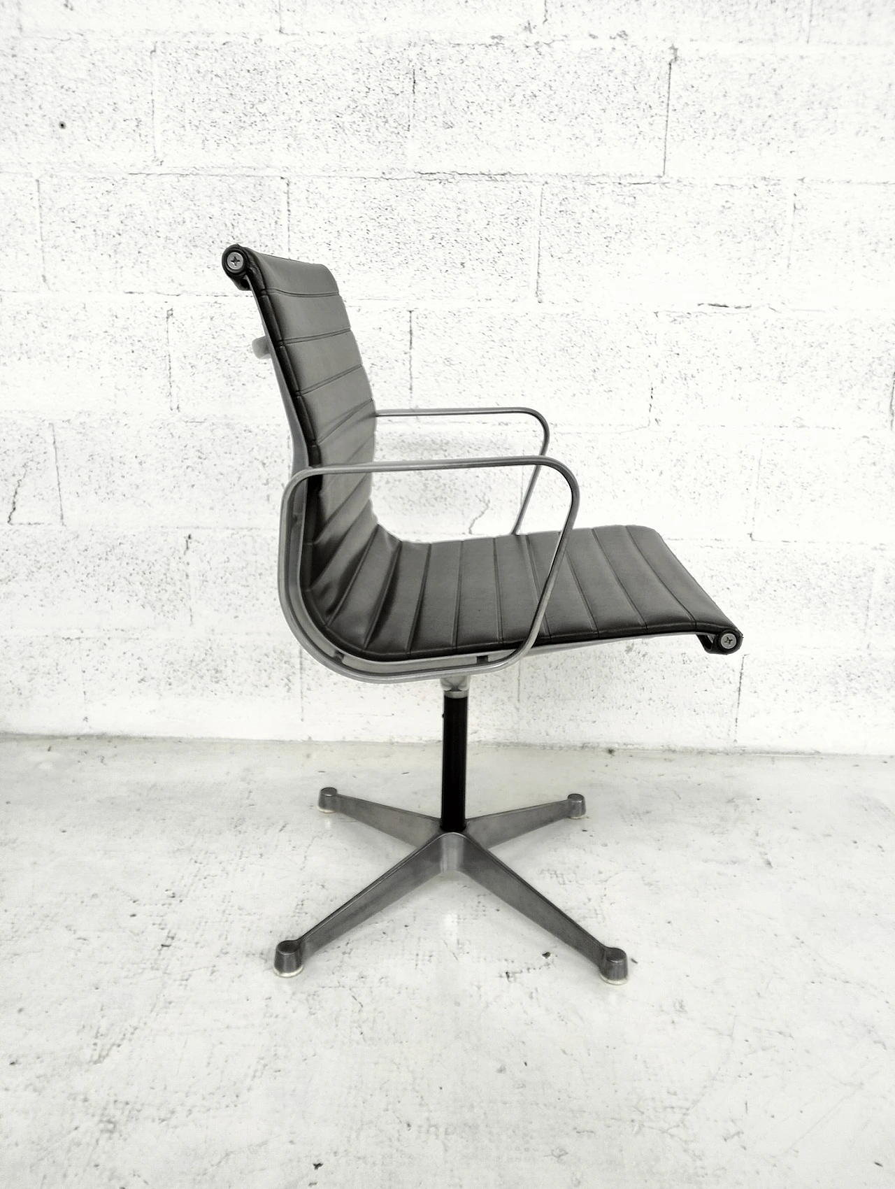 Sedia EA108 di Charles & Ray Eames per Herman Miller, anni '60 15