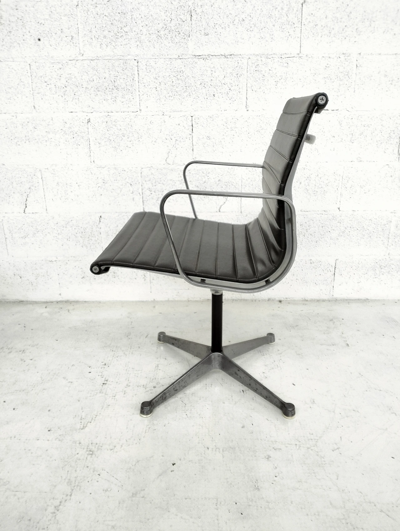 Sedia EA108 di Charles & Ray Eames per Herman Miller, anni '60 16