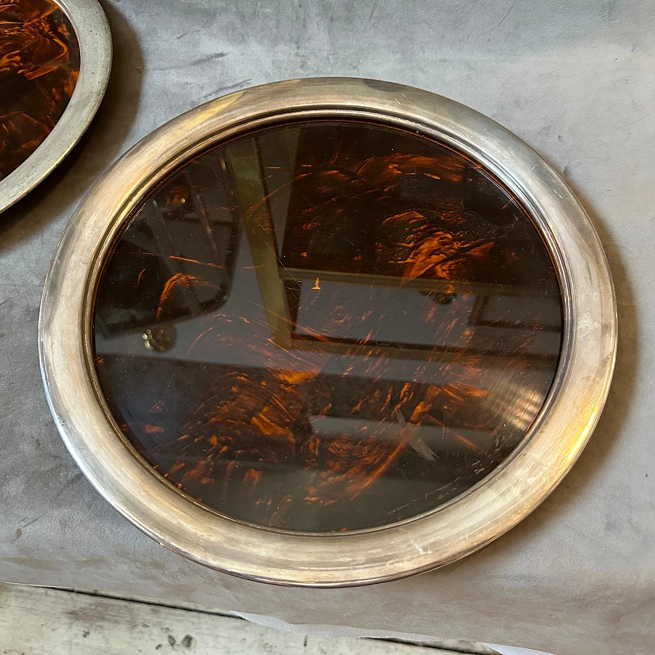 Pair of round tray in metal & faux tortoise lucite by Guzzini, 1970s 11