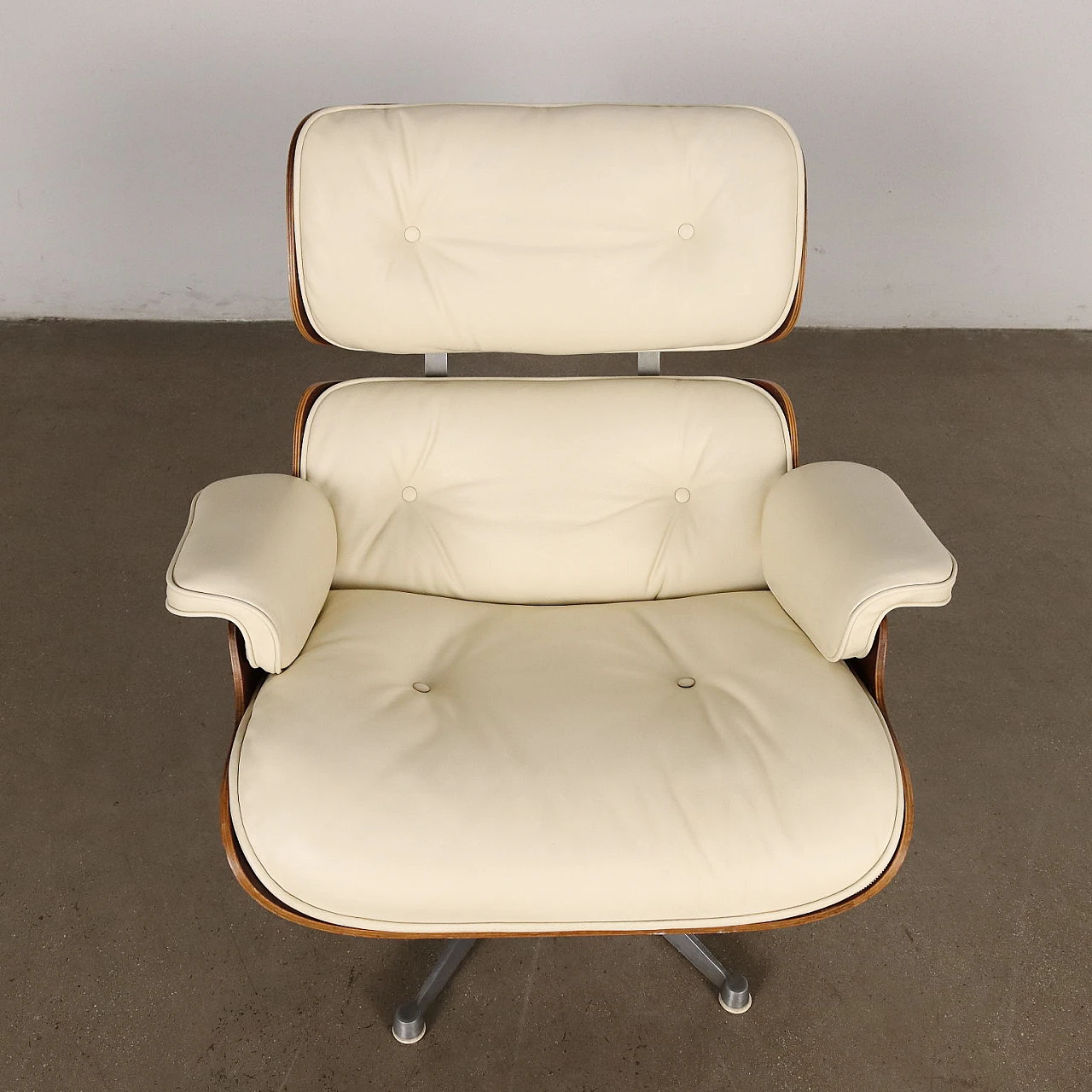 Poltrona e pouf in pelle bianca di C. O. Eames per H. Miller, anni '70 3