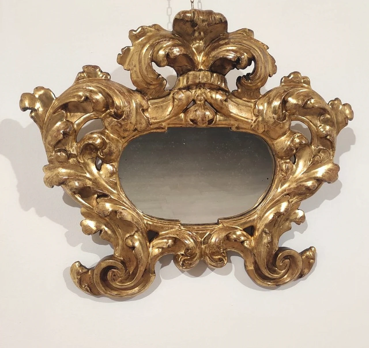 Baroque mirror with gilt wood cartoccio frame, 18th century 1