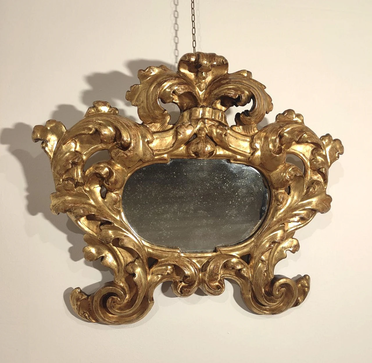 Baroque mirror with gilt wood cartoccio frame, 18th century 3