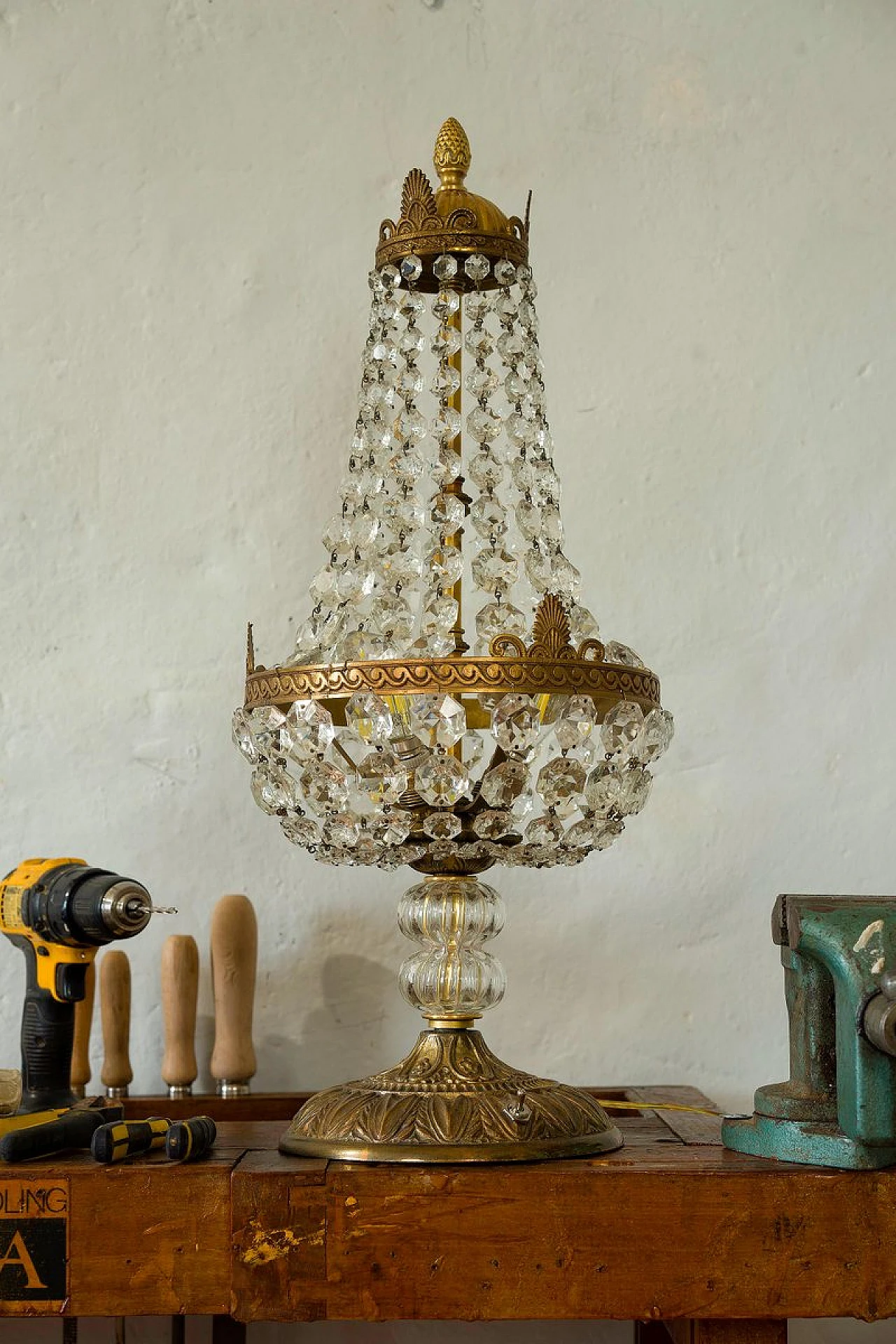 Lampada da tavolo Impero con 3 luci in vetro e bronzo, anni '50 1