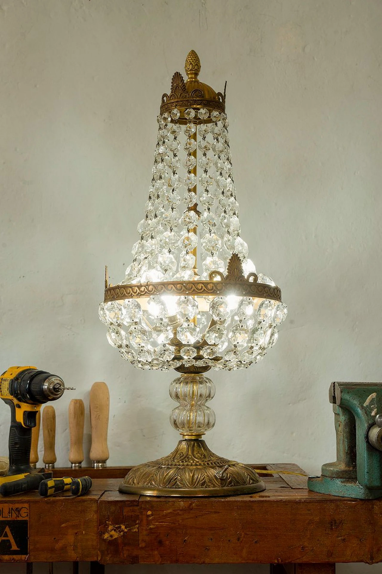 Lampada da tavolo Impero con 3 luci in vetro e bronzo, anni '50 2