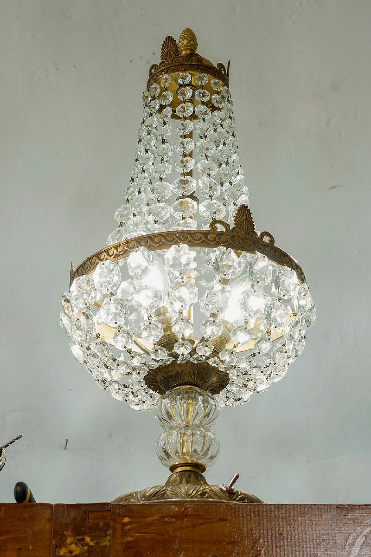 Lampada da tavolo Impero con 3 luci in vetro e bronzo, anni '50 3