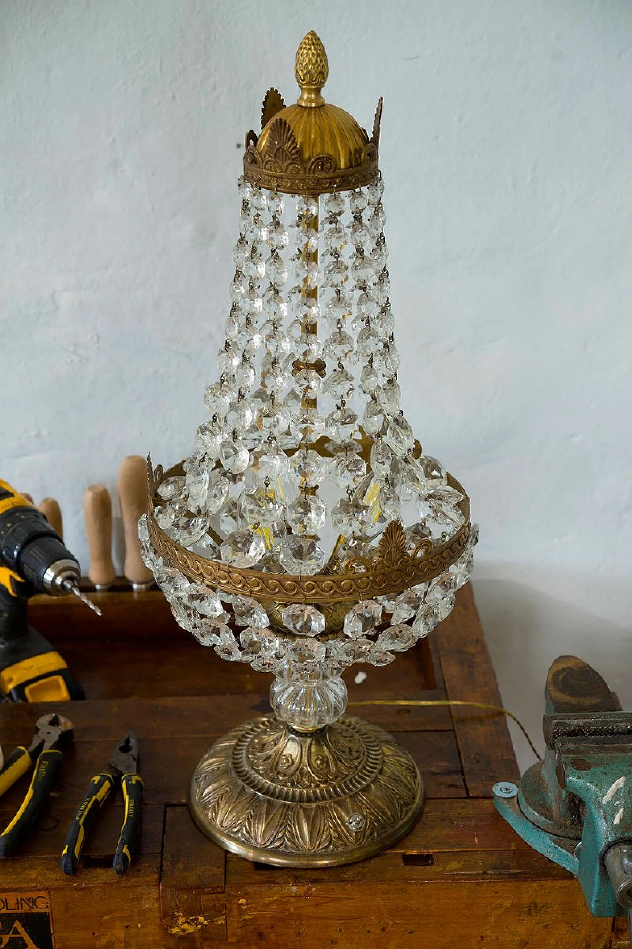 Lampada da tavolo Impero con 3 luci in vetro e bronzo, anni '50 7