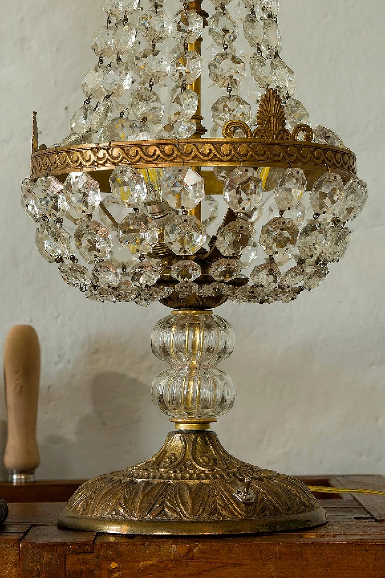 Lampada da tavolo Impero con 3 luci in vetro e bronzo, anni '50 9