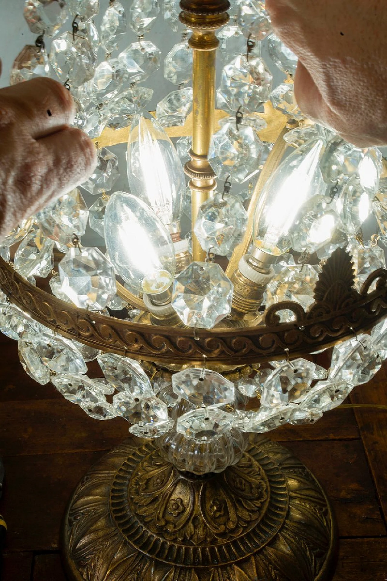 Lampada da tavolo Impero con 3 luci in vetro e bronzo, anni '50 10