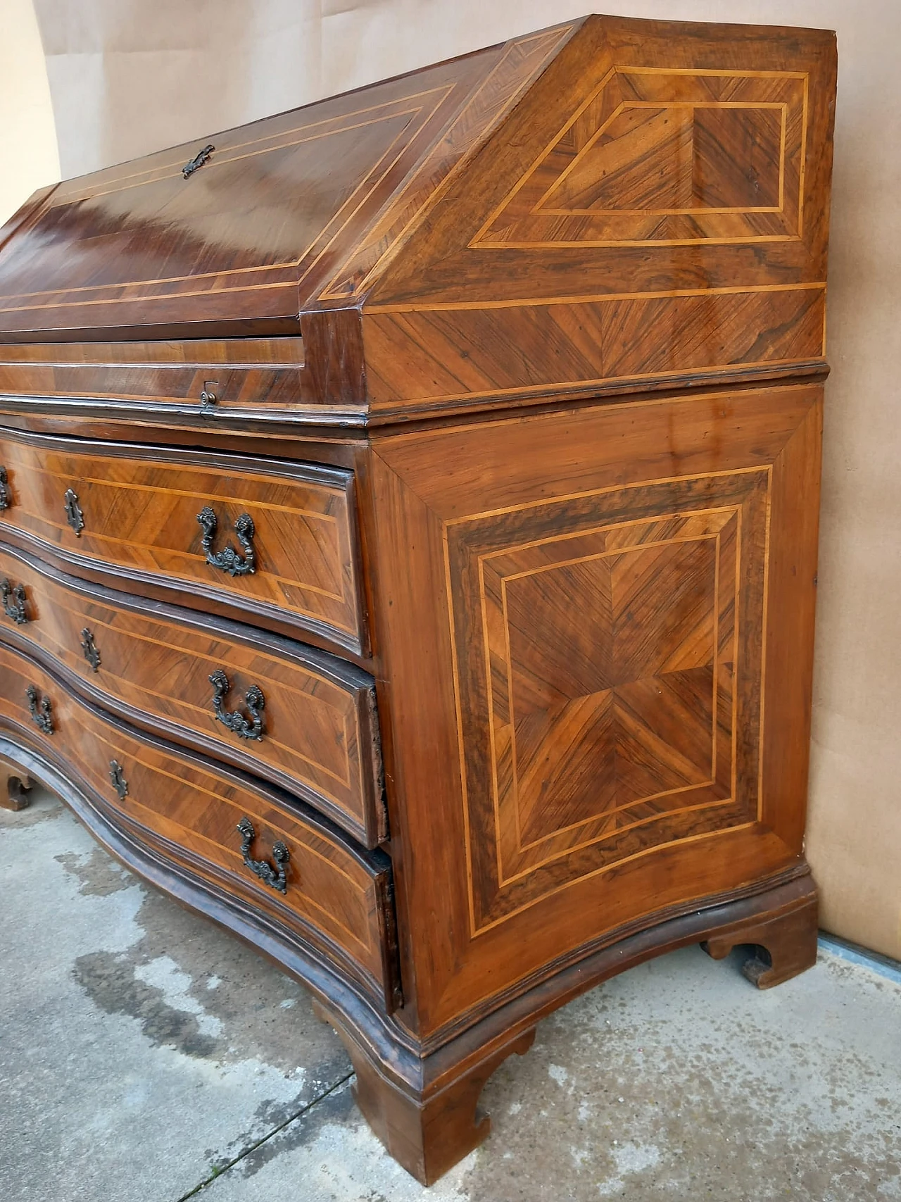 Emilian walnut paneled flap desk, second half of the 18th century 2