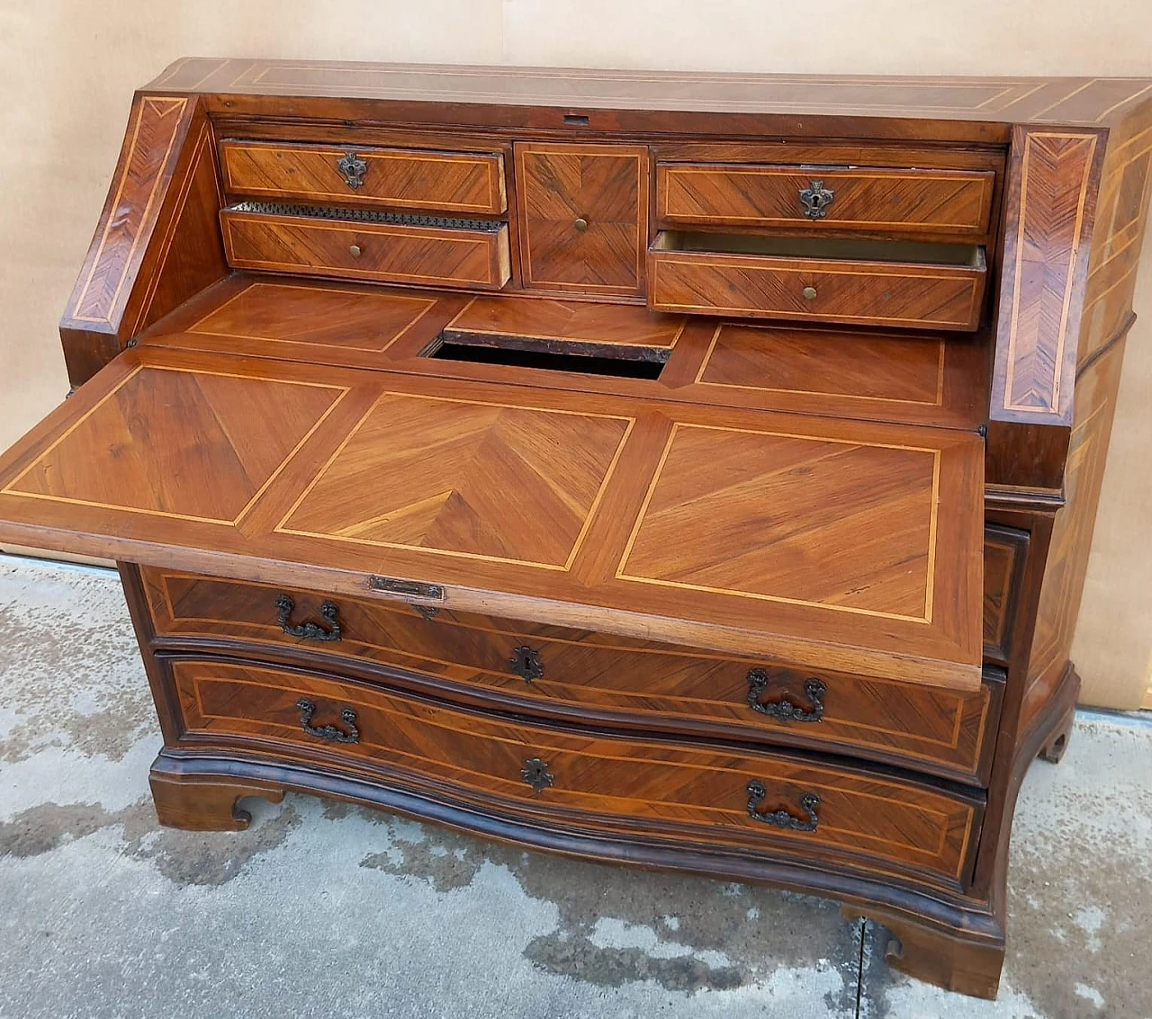 Emilian walnut paneled flap desk, second half of the 18th century 3