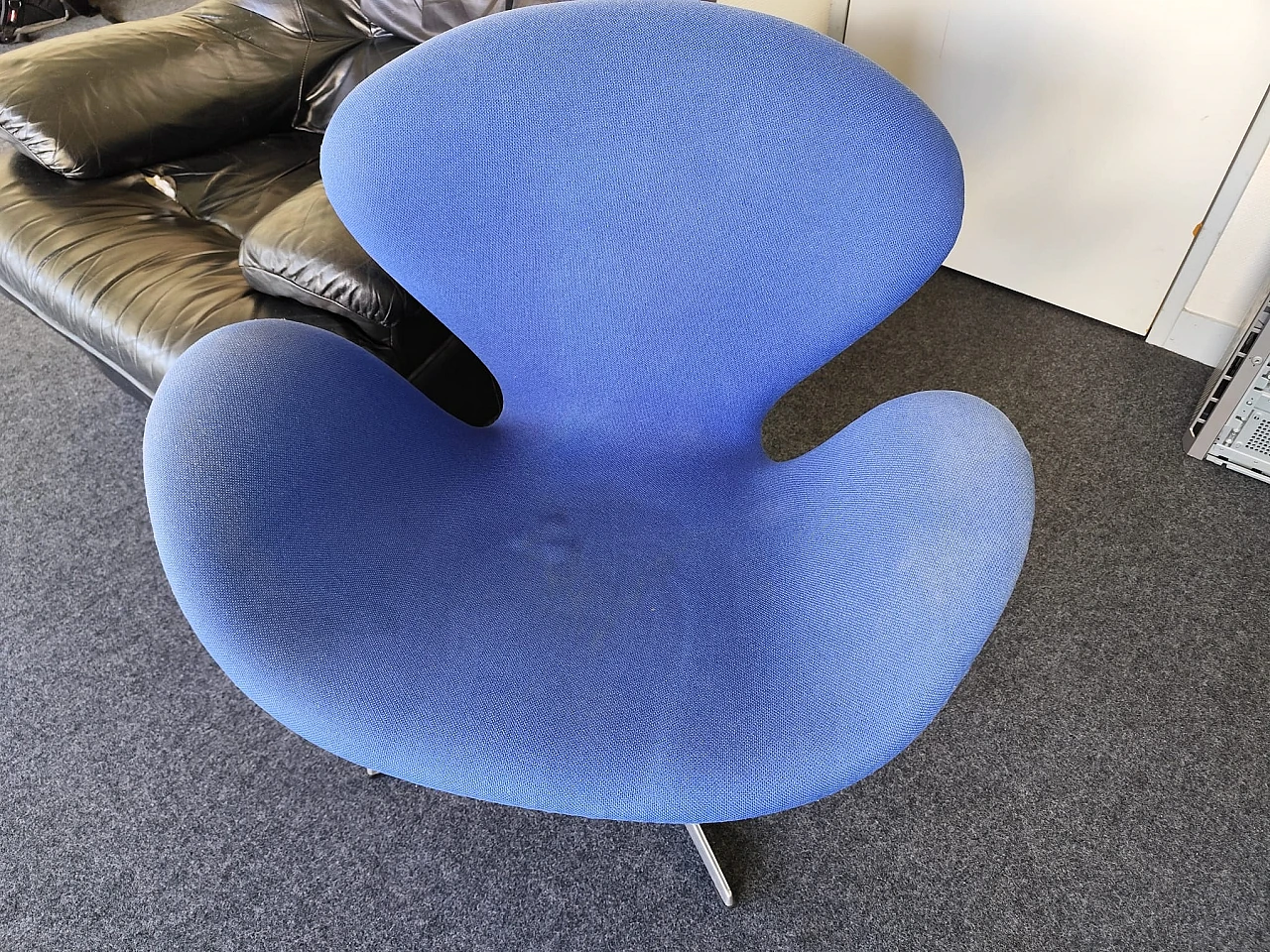 SWAN 3320 fabric chair by Arne Jacobsen for Fritz Hansen, 1995 19