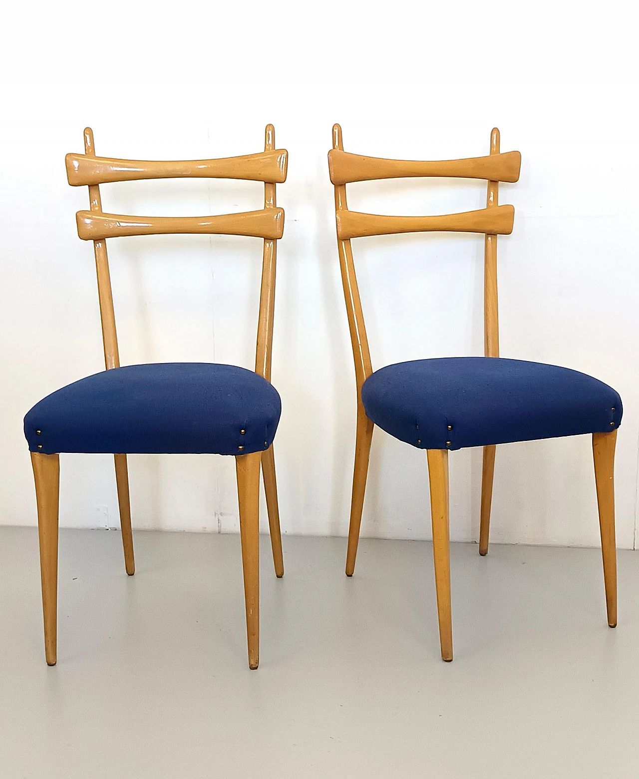 5 Chairs in maple and blue fabric, 1950s 5