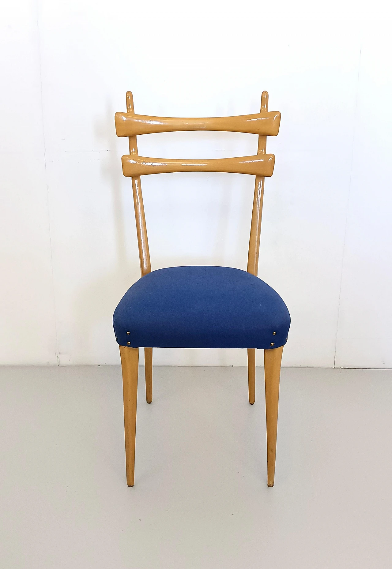 5 Chairs in maple and blue fabric, 1950s 6