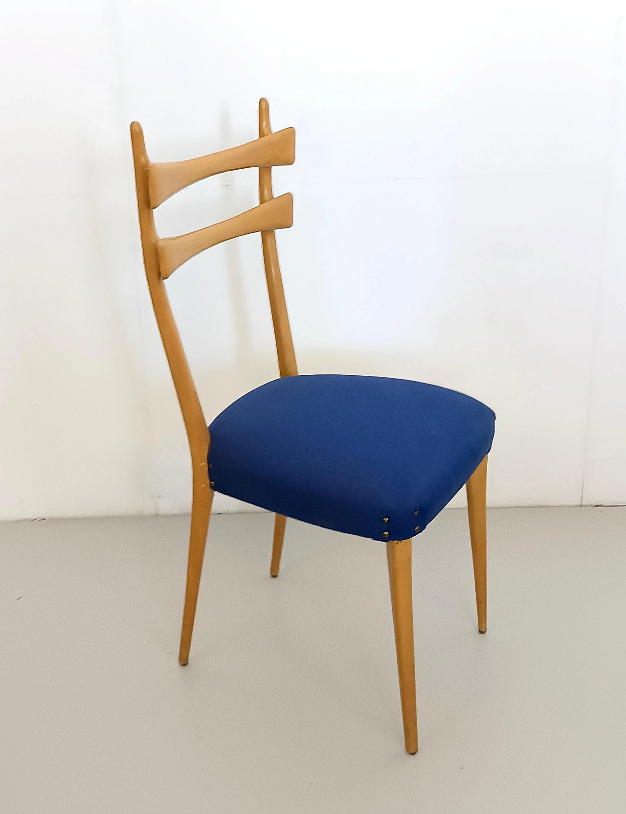 5 Chairs in maple and blue fabric, 1950s 7