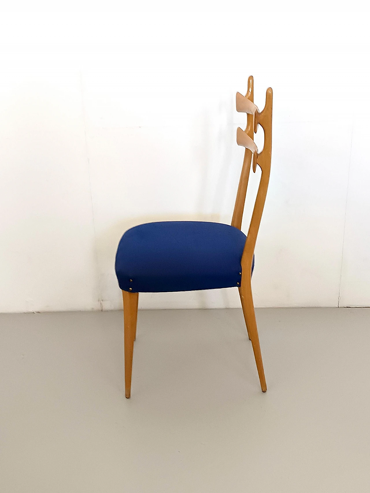 5 Chairs in maple and blue fabric, 1950s 8