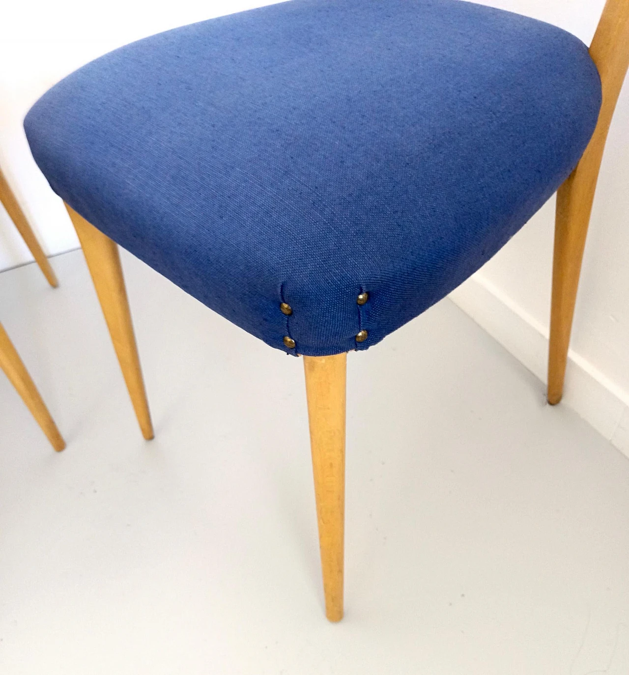 5 Chairs in maple and blue fabric, 1950s 13