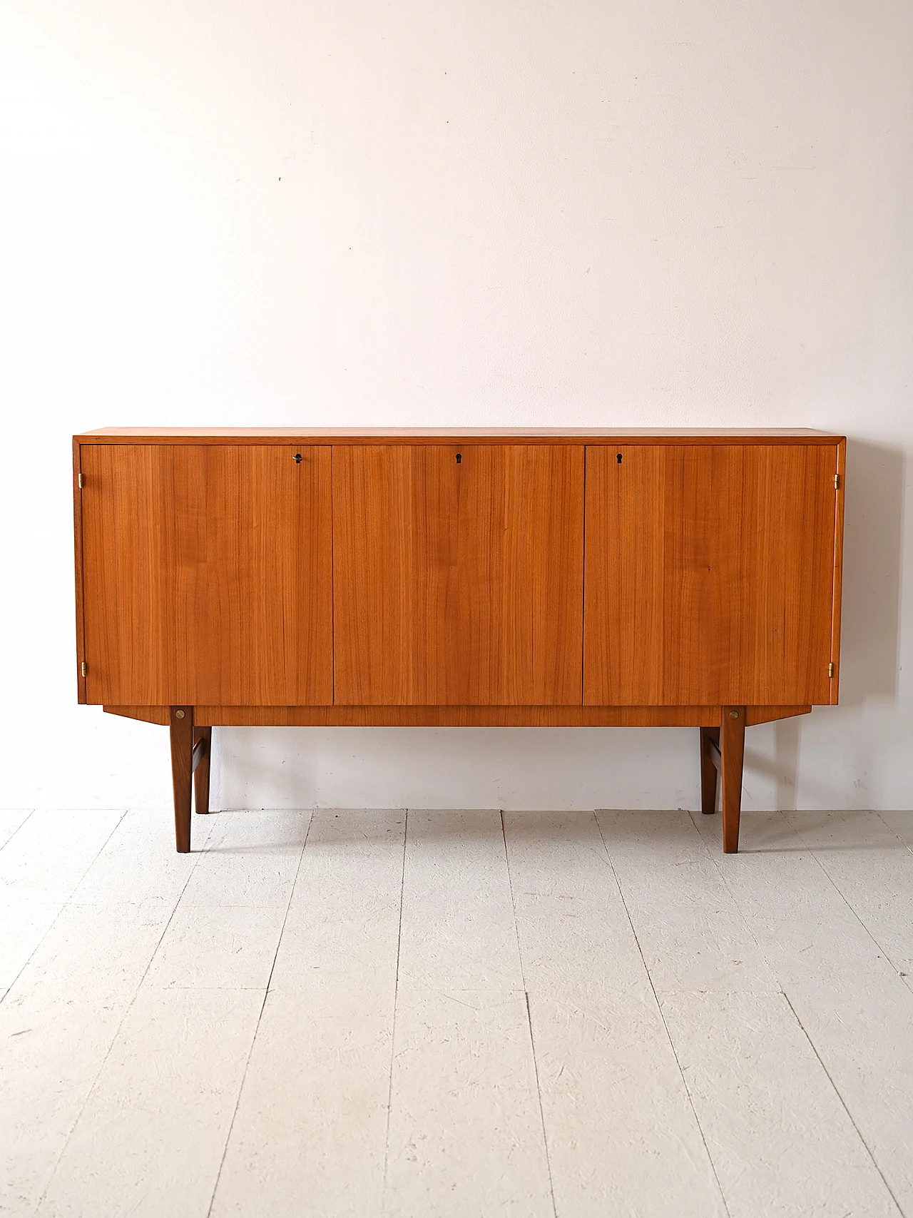 Credenza svedese in teak a tre ante, anni '60 2