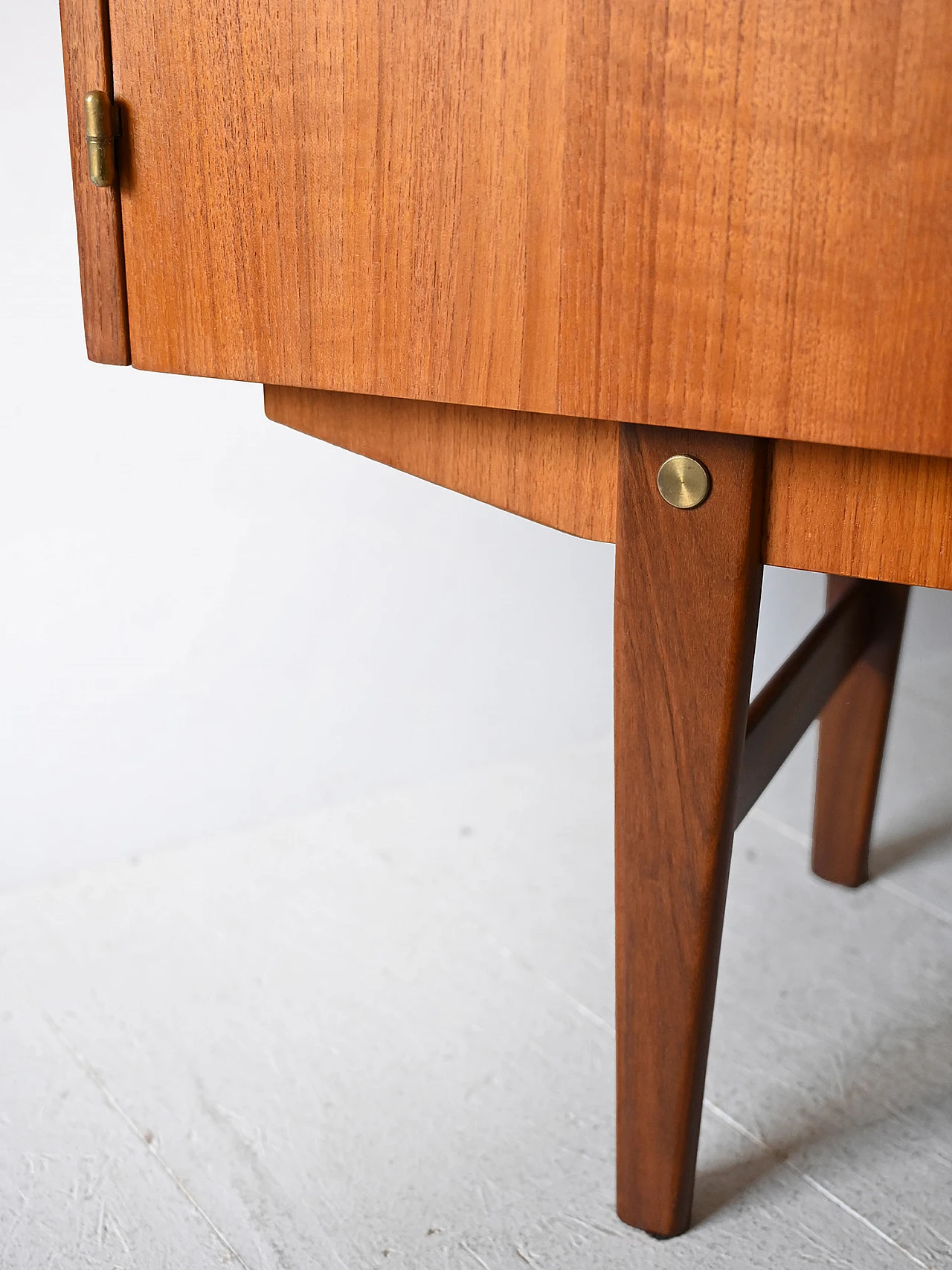 Credenza svedese in teak a tre ante, anni '60 8