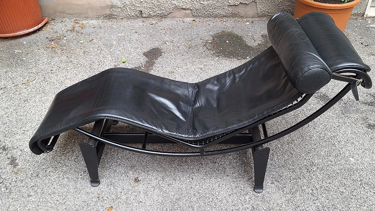 LC4 chaise longue in black leather by Le Corbusier for Cassina, 1990s 4