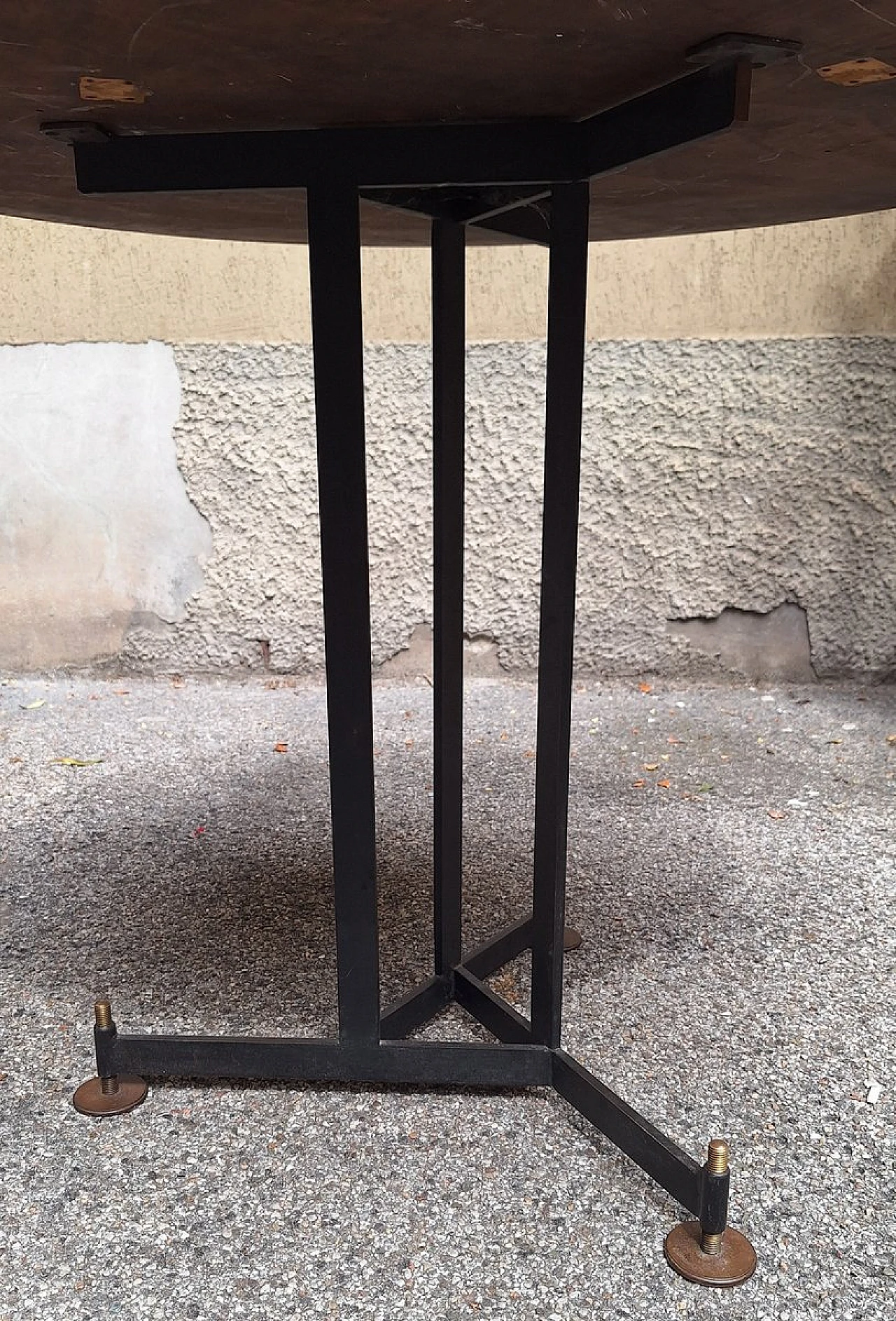 Round marble, iron and brass table, 1950s 4