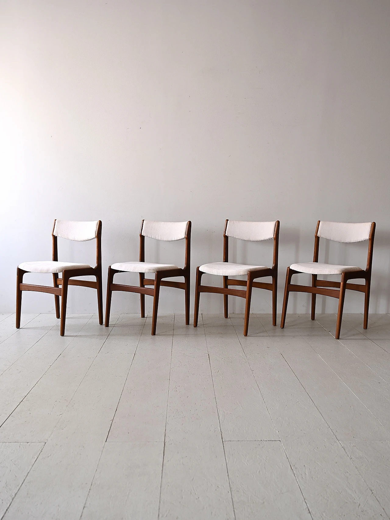 4 Scandinavian chairs in wood and white fabric, 1960s 1