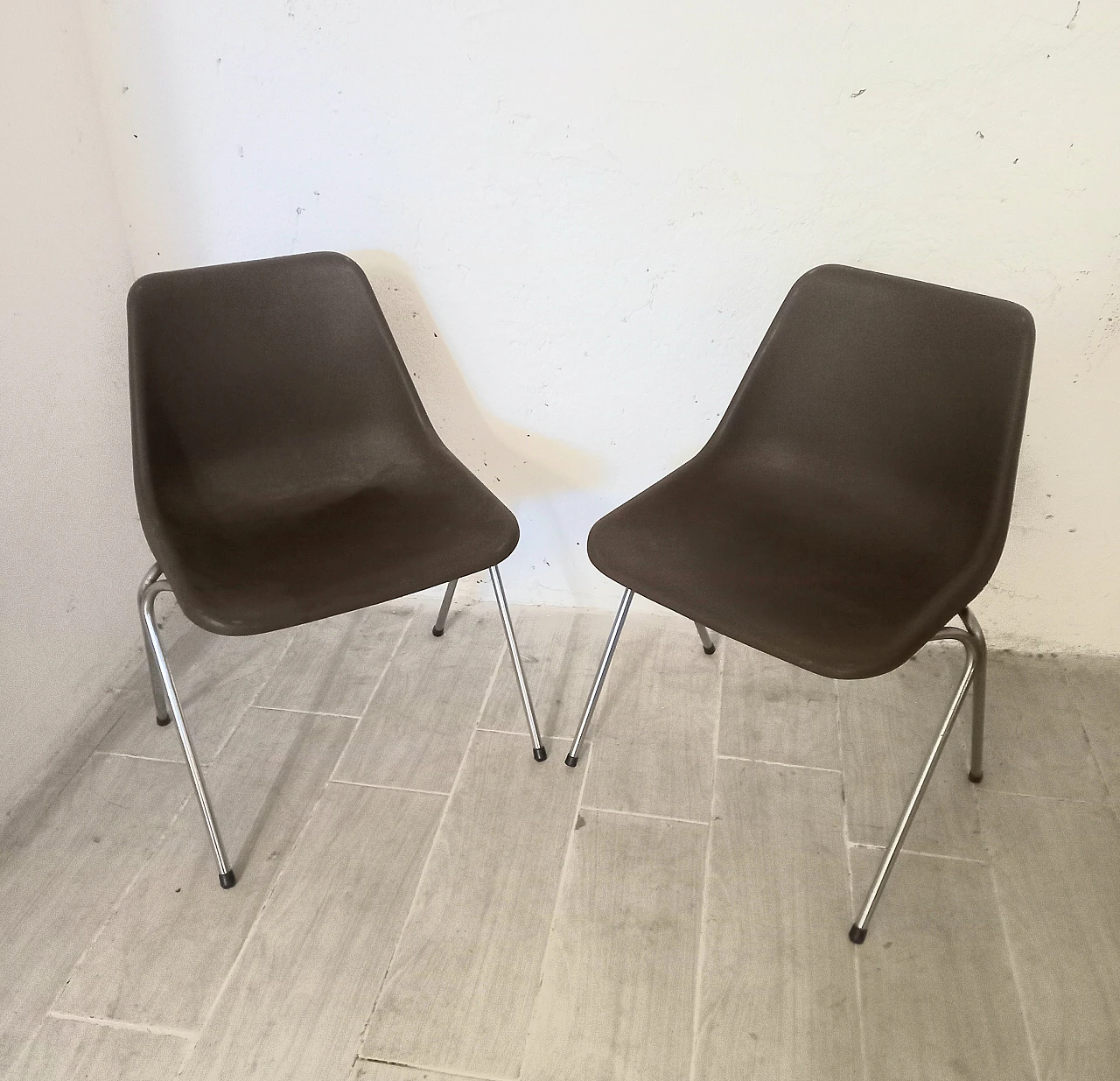 Pair of stackable Hille chairs by Robin Day, 1970s 1