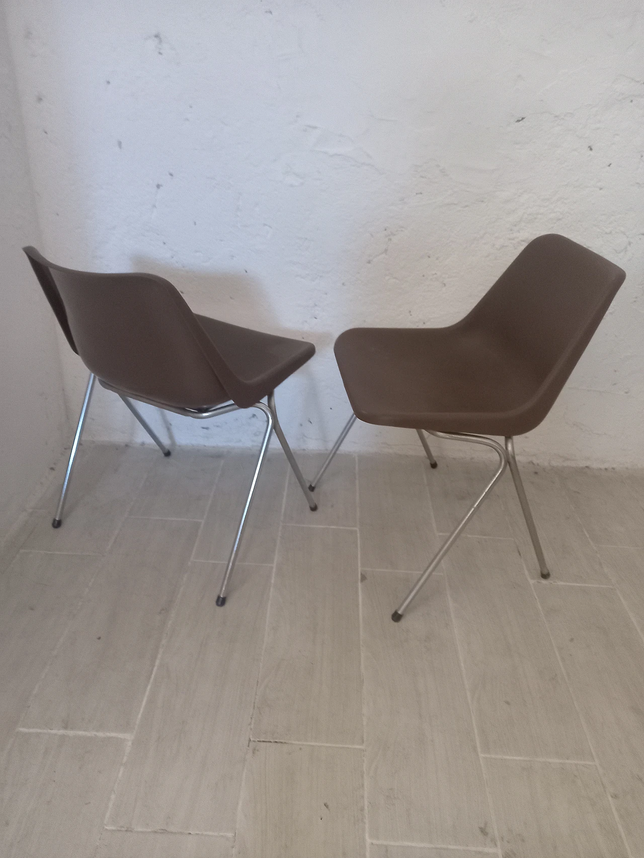 Pair of stackable Hille chairs by Robin Day, 1970s 3