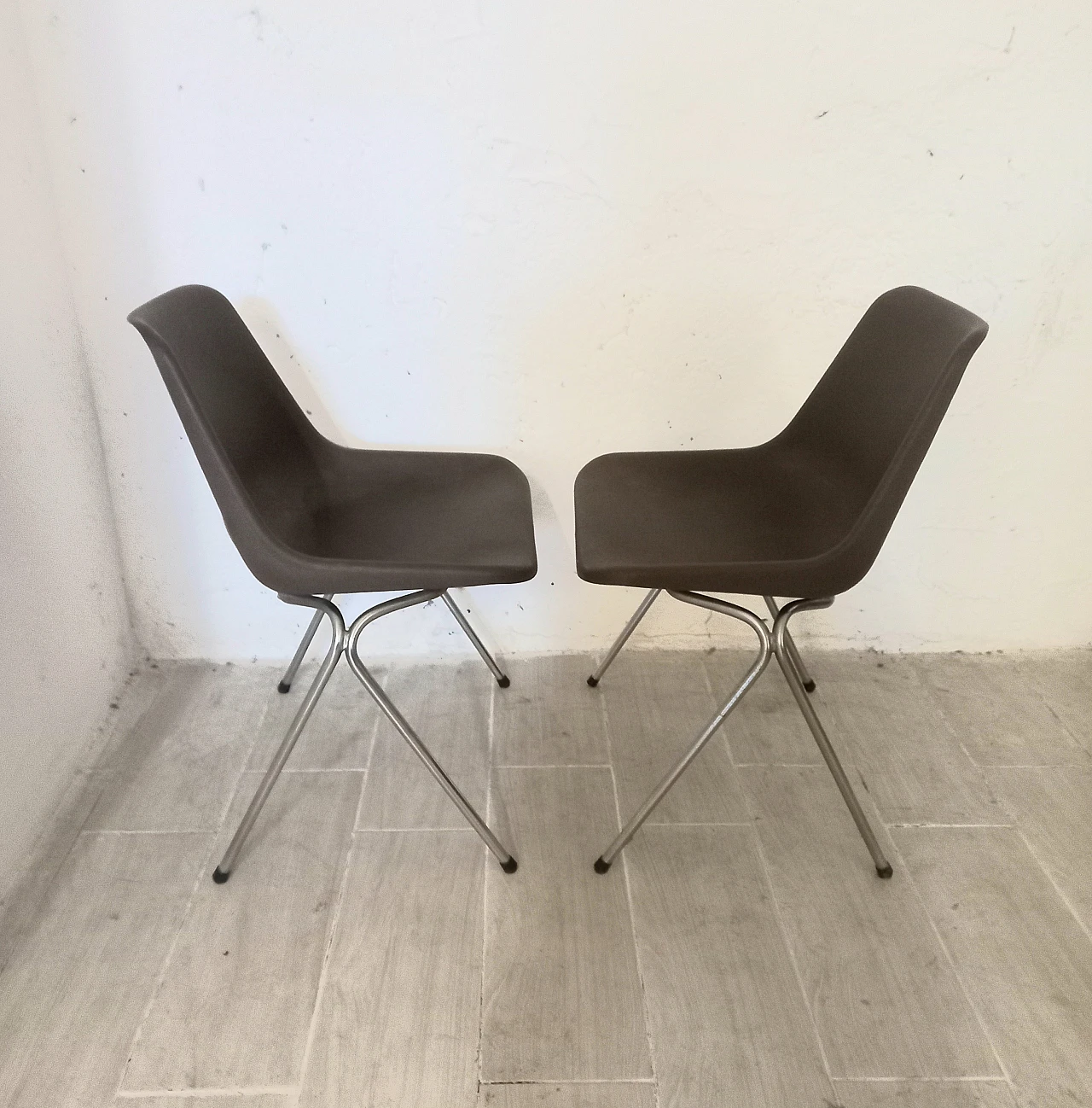 Pair of stackable Hille chairs by Robin Day, 1970s 4