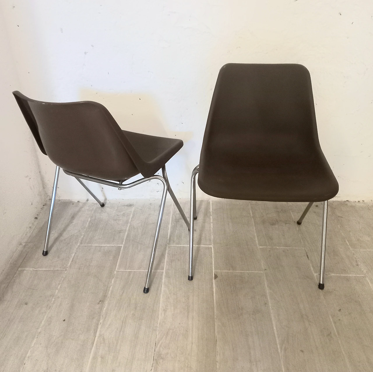 Pair of stackable Hille chairs by Robin Day, 1970s 5