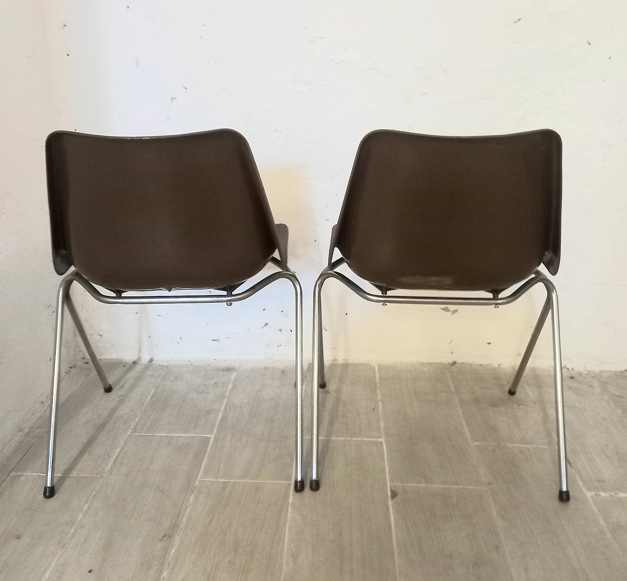 Pair of stackable Hille chairs by Robin Day, 1970s 6