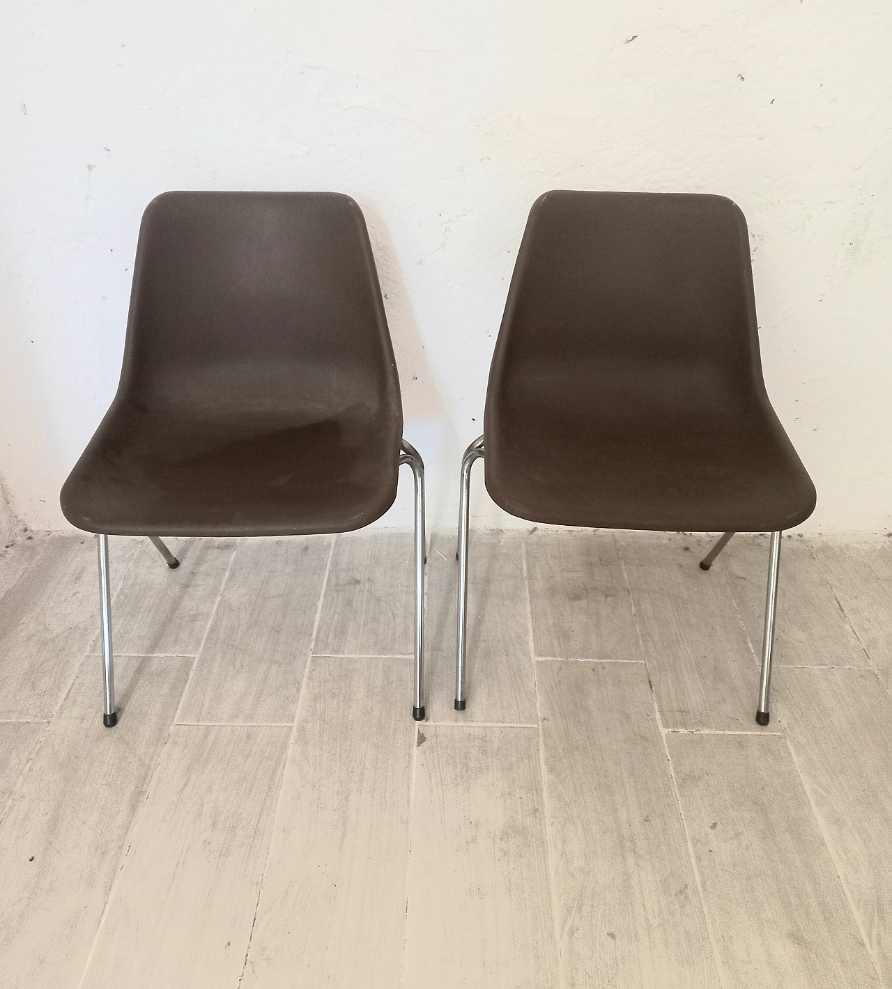 Pair of stackable Hille chairs by Robin Day, 1970s 8