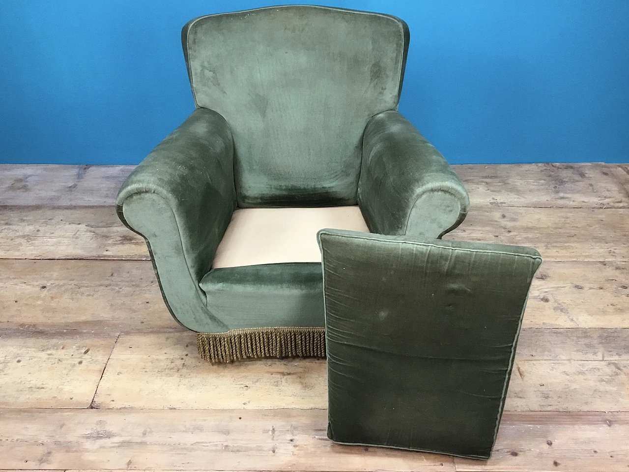 Pair of green velvet Bergère armchairs with fringes, 1950s 9