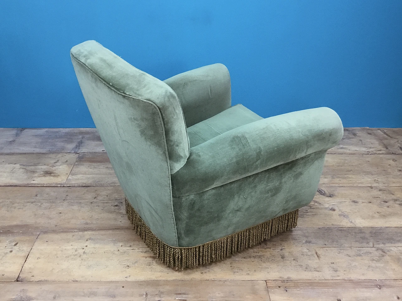 Pair of green velvet Bergère armchairs with fringes, 1950s 14