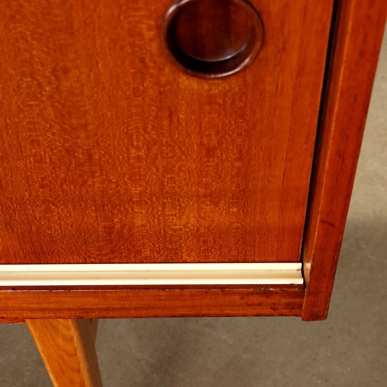 Credenza impiallicciata in teak con ante scorrevoli, anni '60 8