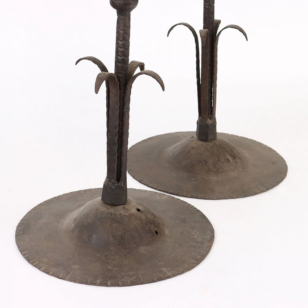 Pair of bronze oil lanterns with snake-shaped stand 8